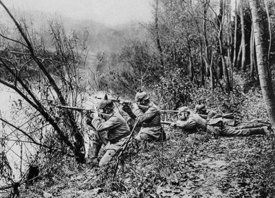Soldados alemães na beira do rio Aisne, França, 1915 de Unbekannt