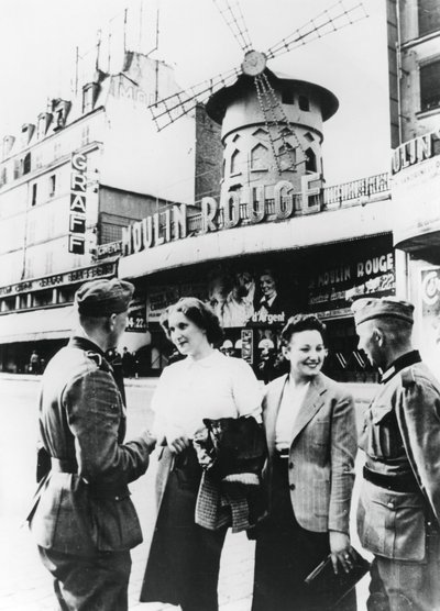 Soldados alemães conversando com francesas do lado de fora do Moulin Rouge, Paris ocupada, junho de 1940 de Unbekannt