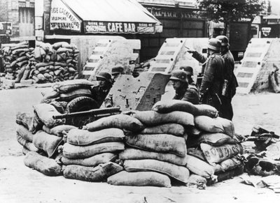 Soldados alemães com barricada francesa capturada, perto de Paris, junho de 1940 de Unbekannt