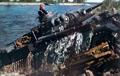 Tanque alemão que atravessa um rio, Rússia, 1941 de Unbekannt