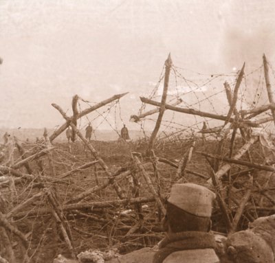 Alemães saindo das trincheiras, Massiges, norte da França, c1914-c1918. de Unbekannt