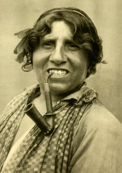 Cigana, fumando um cachimbo, Burgenland, Áustria, c1935. de Unbekannt
