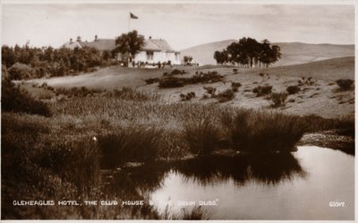 Hotel Gleneagles, The Club House e os Deuk Dubs, c1930 de Unbekannt