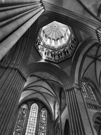 Arte gótica: atravessando o transepto e vista para a torre da lanterna. 1250 Cathedrale Notre Dame de Coutances (Manche). de Unbekannt
