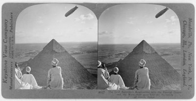 Graf Zeppelin acima das pirâmides de Gizé, c.1930 (estereógrafo) de Unbekannt