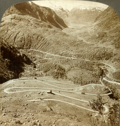 Grandes voltas em ziguezague da estrada que descem da passagem de Dyreskard - oeste para Roldal Lake, Noruega, c1905. de Unbekannt