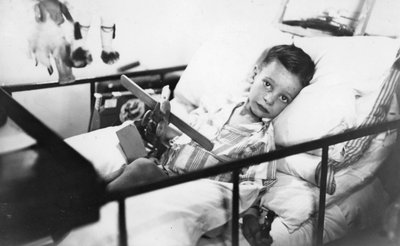 Menino grego de Pylos sendo amamentado na enfermaria do navio de guerra britânico HMS Malaya, 1938 de Unbekannt