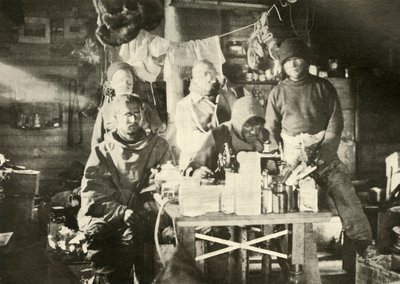Grupo na cabana no verão: Joyce na máquina de costura, 1908, 1909. de Unbekannt