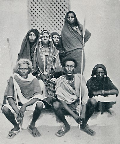 Grupo de homens e mulheres Danakil do porto italiano, Baía de Assab, Eritreia, 1912 de Unbekannt