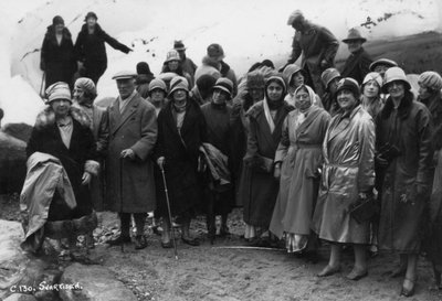 Grupo de turistas que visitam Svartisen, norte da Noruega, 1929 de Unbekannt