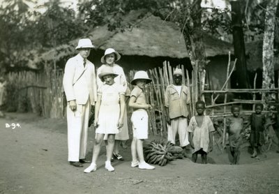 Retrato de grupo de europeus e locais, Serra Leoa, século XX de Unbekannt