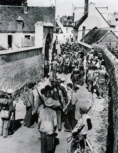 Grupos de combatentes da Resistência Francesa esperam pela distribuição de armas em uma casa, julho de 1944 (foto a p/b) de Unbekannt