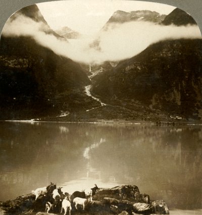 Geleira de Grytereids que brilha acima das nuvens de derivação, através do lago calmo Olden, Noruega, c1905. de Unbekannt