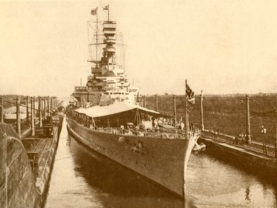 Renome do HMS que atravessa o Canal do Panamá com o duque e a duquesa de York a bordo, c1930 de Unbekannt