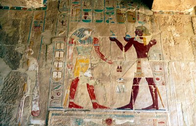 Hatshepsut, rainha do Egito, apresentando uma oferenda ao deus Hórus de Unbekannt