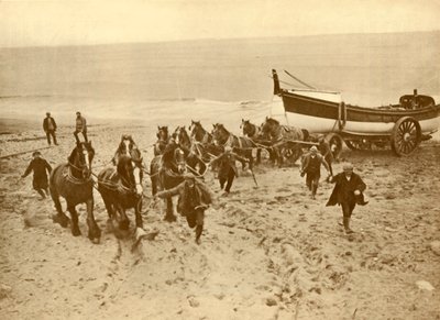 Transportando o barco salva-vidas, c1930. de Unbekannt