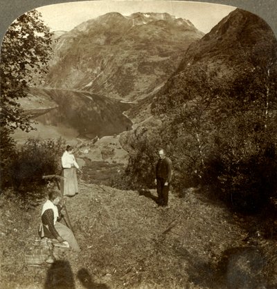 Feno na prateleira da montanha acima da vila de Marok e Geirangerfjord, na Noruega, c1905 de Unbekannt