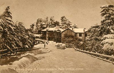 Queda de neve forte perto de General Post Office, Simla, c1918-c1939. de Unbekannt