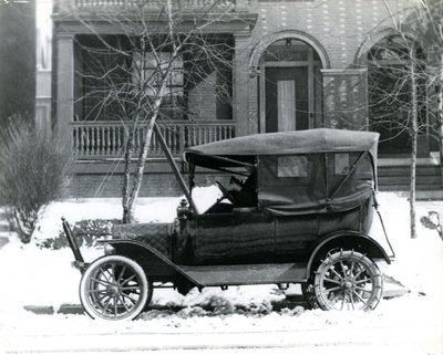 Hermann von Schrenk num Ford 1916 em frente à sua casa em 4139 McPherson, St. Louis, Mo de Unbekannt