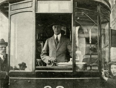 Sua Majestade dirigindo um bonde pelas ruas de Glasgow ..., 1924, 1937. de Unbekannt