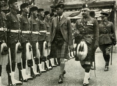 Sua Majestade Inspecionando a Guarda de Honra da Guarda Negra de Perth em agosto de 1935. de Unbekannt