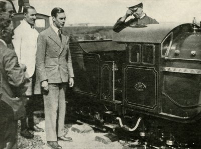 Sua Majestade Inspecionando a Ferrovia em Miniatura em New Romney, Kent, 1926, 1937. de Unbekannt