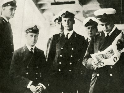 Sua Majestade assentada entre seus companheiros cadetes, c1910s, 1937. de Unbekannt