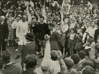 Sua Majestade no His Boys Camp em Southwold, 1937. de Unbekannt