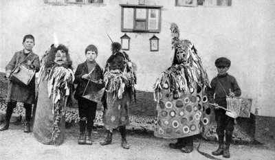 Hobby-horse, cerimônias do primeiro de maio, Somerset, c1922 de Unbekannt