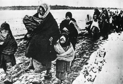 Mulheres e crianças refugiadas sem-teto, Rússia, 1941 de Unbekannt