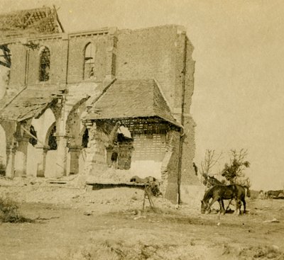 Cavalos pastando perto da igreja em ruínas, Frise, norte da França, c1914-c1918 de Unbekannt