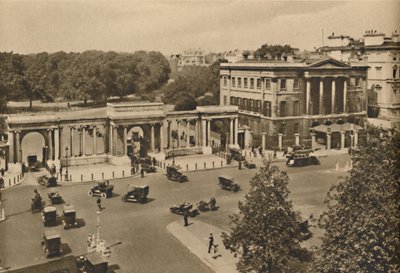 Canto de Hyde Park com a arcada tripla que conduz ao parque real que mostra Apsley House, c1935. de Unbekannt