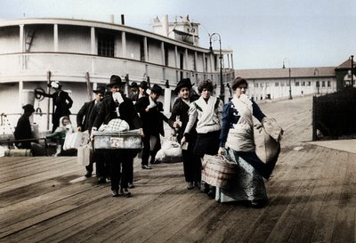 Imigrantes para o desembarque nos EUA em Ellis Island, Nova York, c1900 de Unbekannt