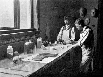 No estúdio de esmaltagem do professor Herkomers, cores de esmerilhamento, 1899 de Unbekannt