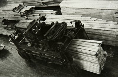 Em uma fábrica de madeira, Rússia, década de 1950 de Unbekannt