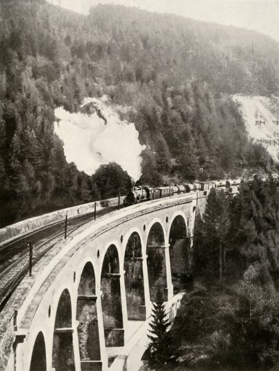 No vale de Semmering, na Áustria. Um bom trem cruzando o curvo Viaduto Gamperl, 1935-36. de Unbekannt