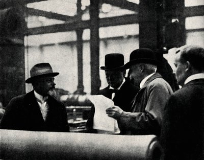 Inspecionando uma fábrica de armas, c1917, 1945. de Unbekannt
