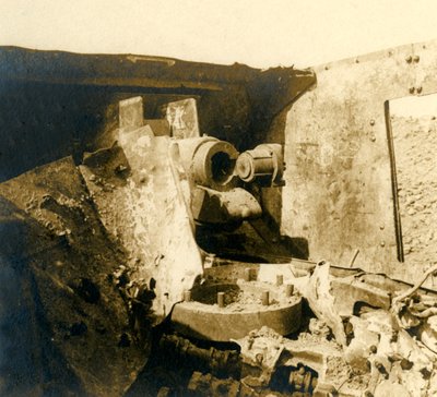 Interior de um tanque que foi rasgado, c1914-c1918 de Unbekannt
