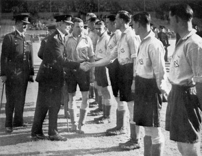 Apresentações antes de uma partida de futebol entre a RAF e a Polícia Metropolitana, Wembley, Londres, 1942 de Unbekannt