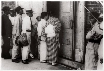 Multidão japonesa olhando para o hangar do Zeppelin, Kasumigaura, Japão, 1929 1933 de Unbekannt