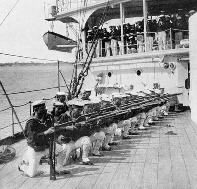 Fuzileiros navais japoneses perfurando a bordo do navio de guerra Mikasa, Guerra Russo-Japonesa, 1904-5 de Unbekannt