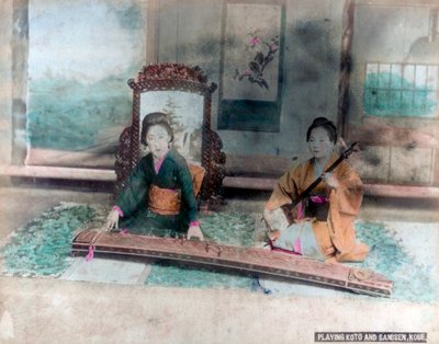 Música japonesa: mulheres tocando Koto e Samisen, Kobe, Japão de Unbekannt