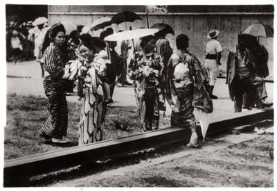 Mulheres japonesas no hangar do Zeppelin, Kasumigaura, Japão, 1929 1933 de Unbekannt