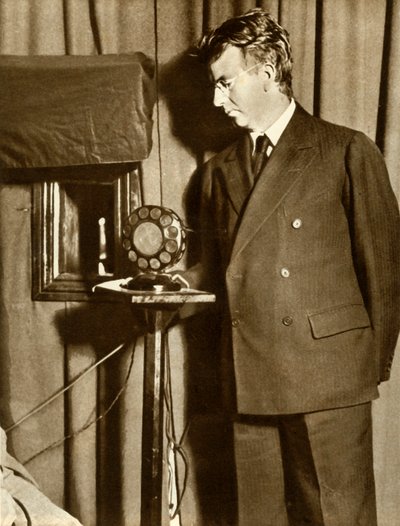 John Logie Baird assistindo a primeira peça a ser televisionada, 14 de julho de 1930, 1935. de Unbekannt