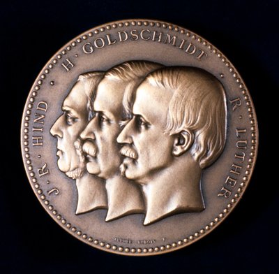John Russell Hind, Hermann Goldschmidt e Robert Luther, astrônomos, c1900 de Unbekannt