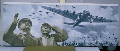 Joseph Stalin (1879-1953) & Maxim Gorky (1868-1936) observando um avião com o nome do escritor, ilustração de 