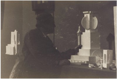 Kazimir Malevich em seu estúdio de Unbekannt