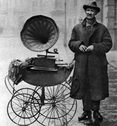 Jogador de gramofone no meio-fio, Holborn, Londres, 1926-1927 de Unbekannt