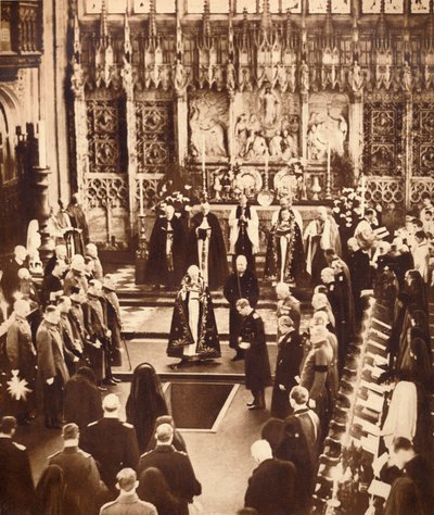 O rei Eduardo VIII espalha a terra no caixão de seu pai, em 1936. de Unbekannt