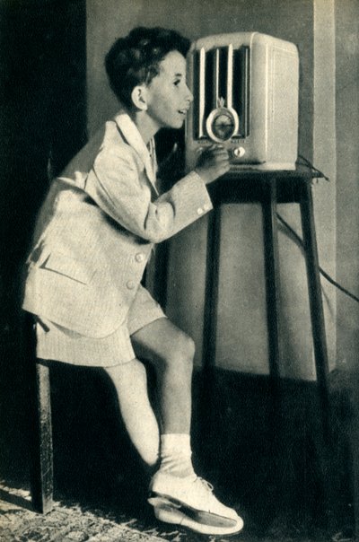 Rei Faisal do Iraque ouvindo uma transmissão preparada para seu aniversário pela BBC, 1942. de Unbekannt